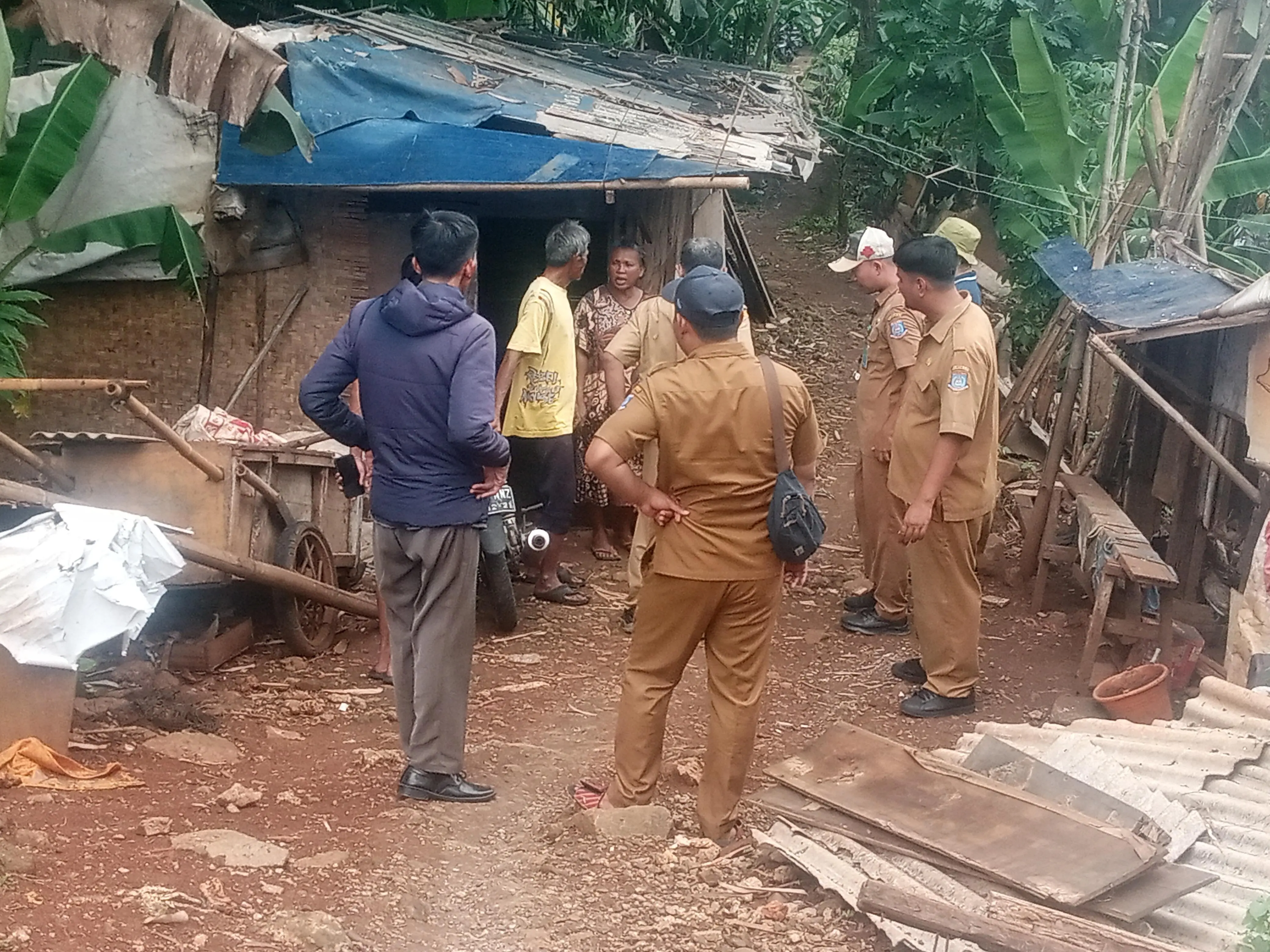 Ijazah Anak di Tangsel Ditahan Sekolah, Dinsos Kunjungi Rumah di Kolong Tol Pamulang 