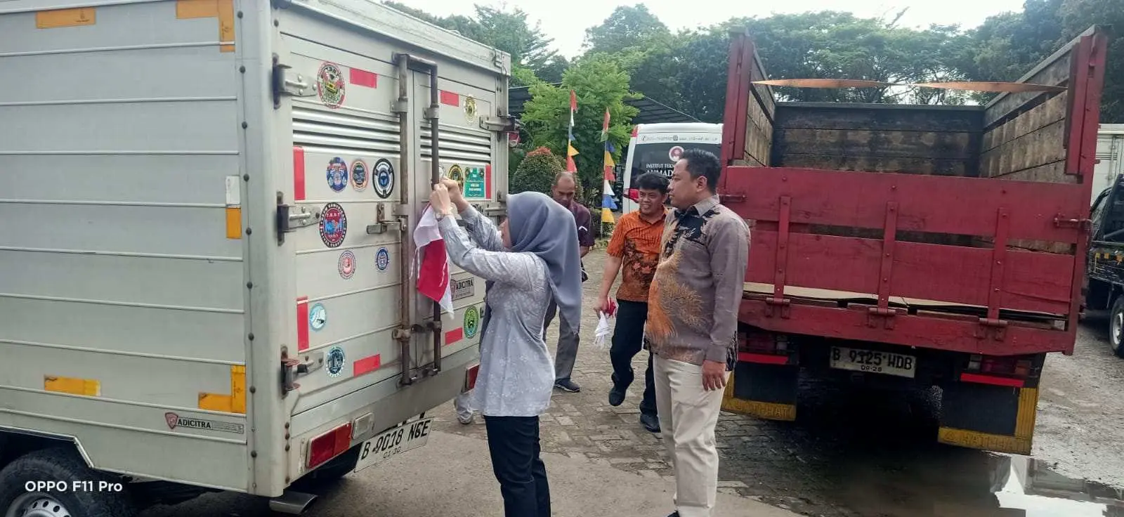 Meriah! Dishub Tangsel Bagikan Bendera untuk Sopir Kendaraan Niaga