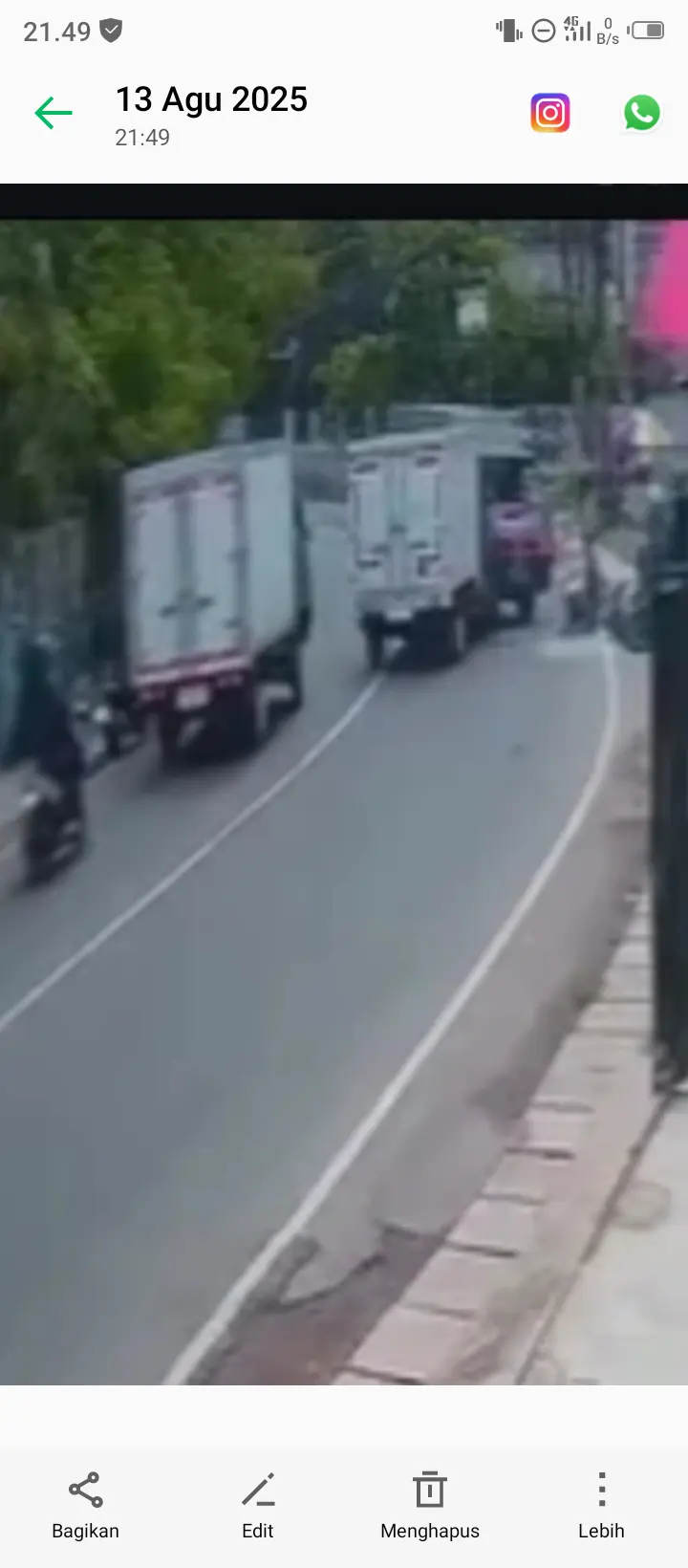 Gegara Kucing, Dua Mobil Box Adu Banteng di Jalan Jombang Tangsel