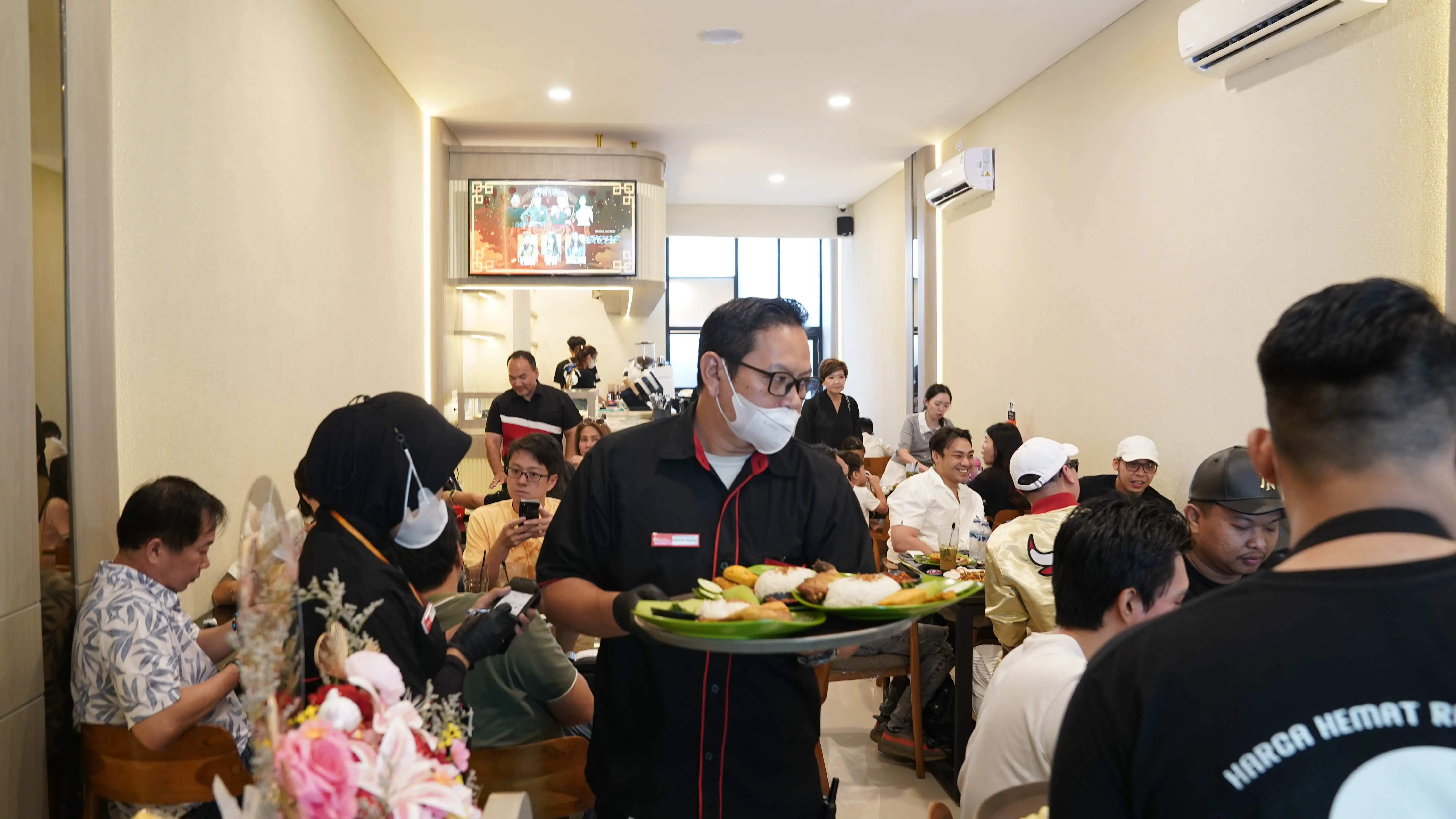 Unik! Cafe & Resto Bolone Tebet Hadirkan Konsep Makan Sambil Servis HP, Intip Menu Andalannya!