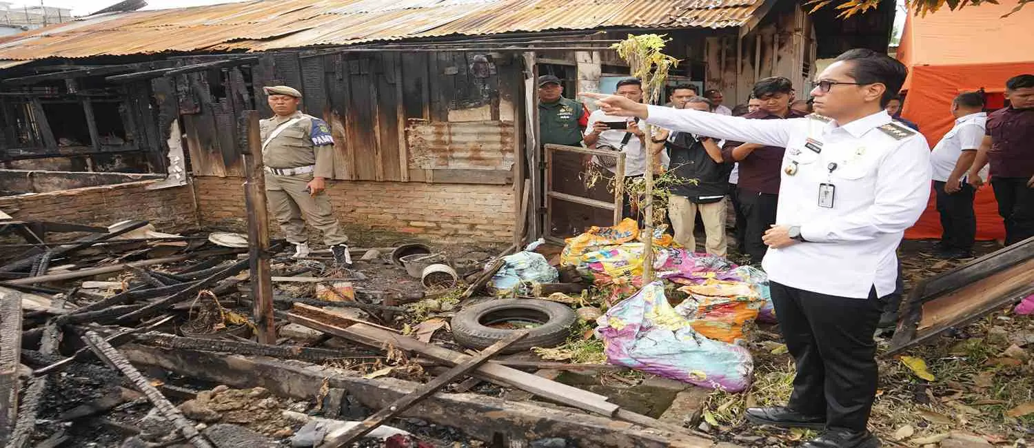 Rico Waas Berikan Bantuan Kepada Korban Kebakaran di Jalan Tuba II