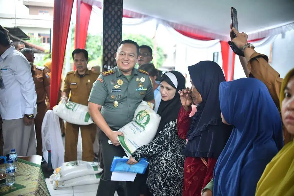 Dandim 0418/Palembang Hadiri Penyaluran Bantuan Pangan di Kelurahan 26 Ilir
