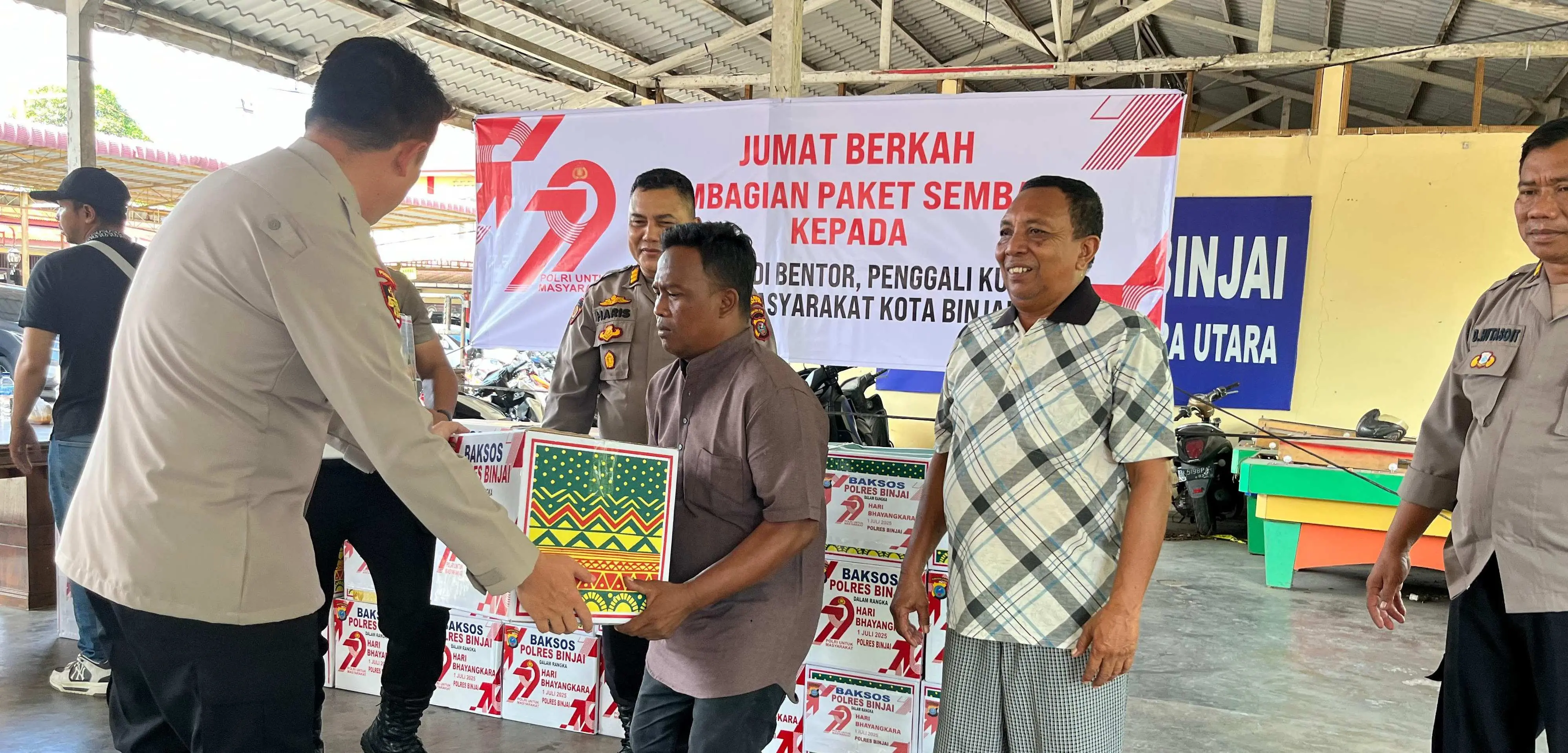 Hari Bhayangkara Ke-79, Kapolres Binjai Bagikan Bingkisan 