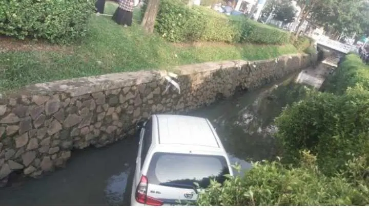 Kecelakaan Libatkan Minibus dan Motor Listrik di Tangsel, Mobil Terperosok ke Saluran Air