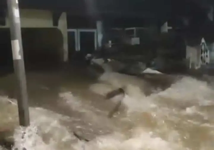 Banjir 1,2 Meter Landa Taman Cibodas Akibat Tanggul Jebol  ‎