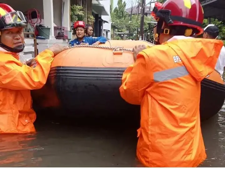 ‎Hujan Deras dan Angin Kencang Picu Banjir serta Pohon Tumbang di Kota Tangerang