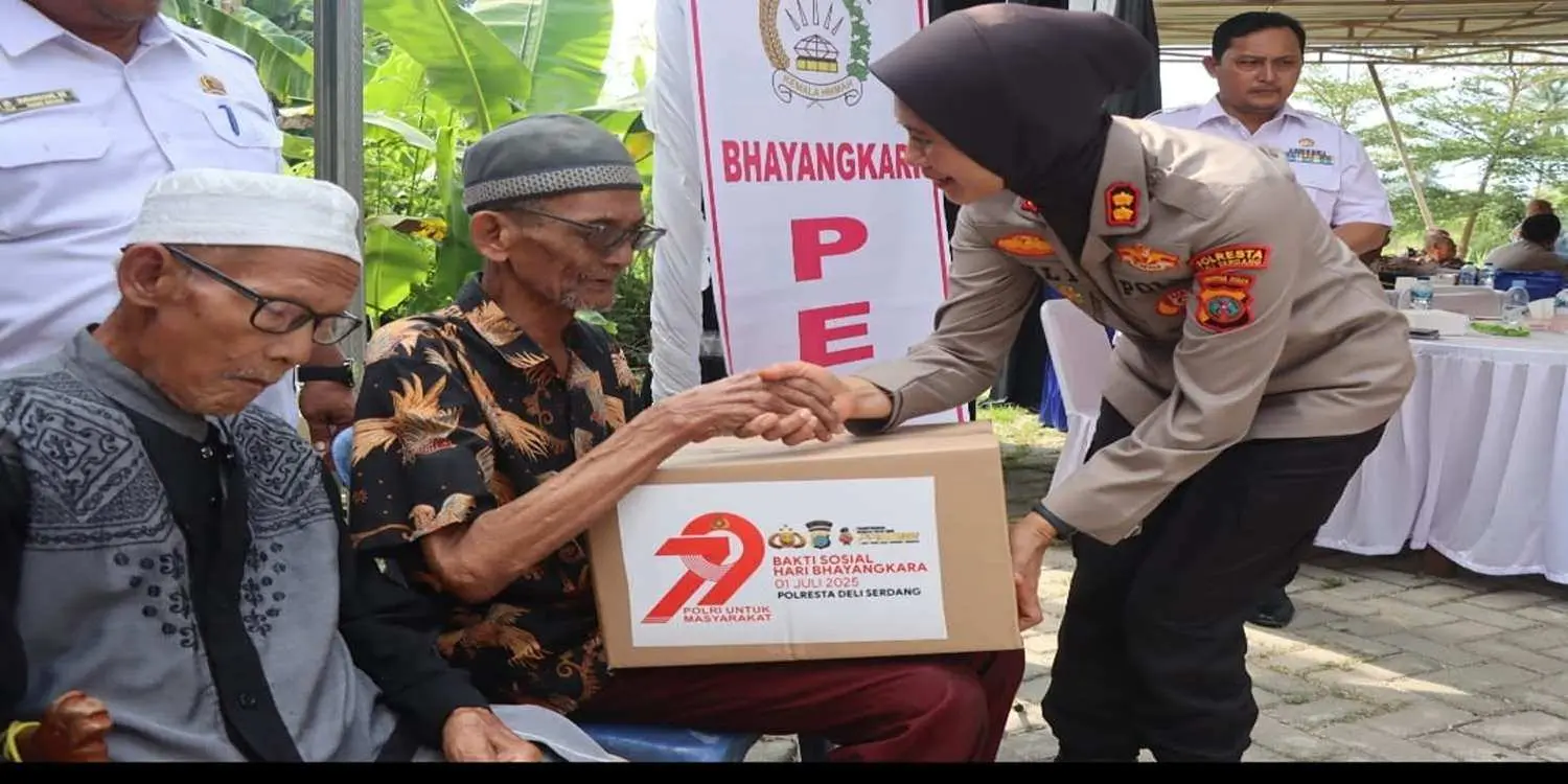 Sambut HUT Bhayangkara, Polresta Deli Serdang Salurkan Air Bersih dan Bagikan Sembako Pada Warga