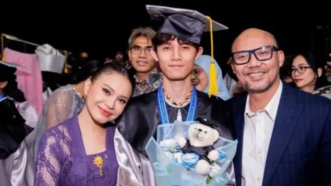 Rossa dan Yoyo Padi Kompak Hadiri Wisuda Sang Putra, Momen Haru Warnai Perpisahan