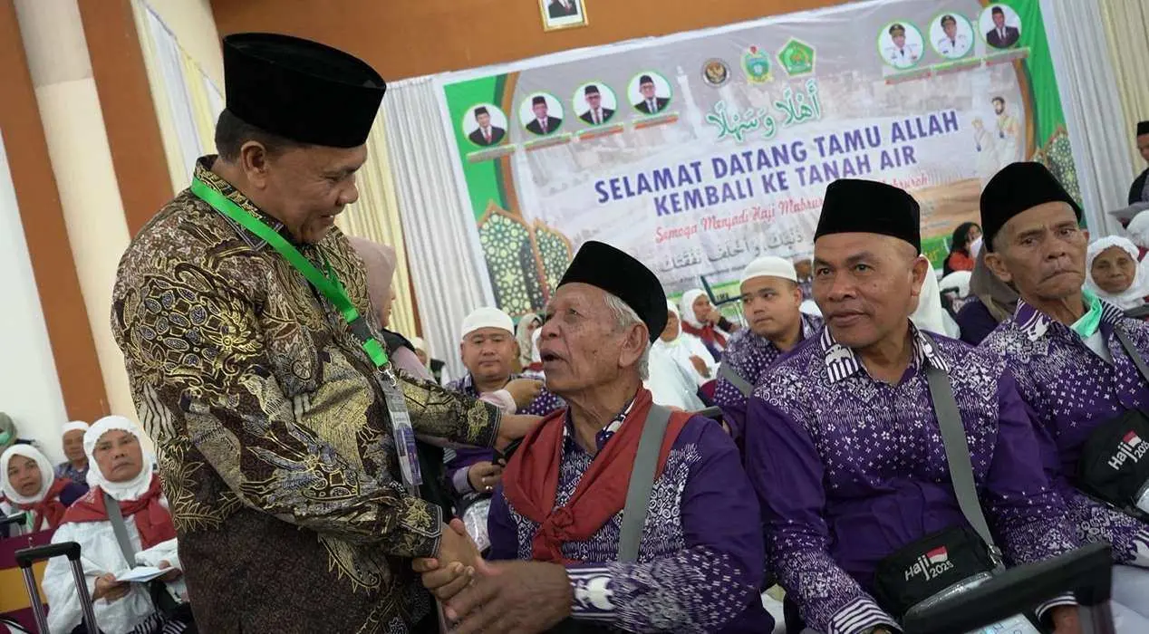 Ketua PPIH dan Wabup Madina Sambut Kedatangan Jemaah Haji Kloter 5 Debarkasi Medan