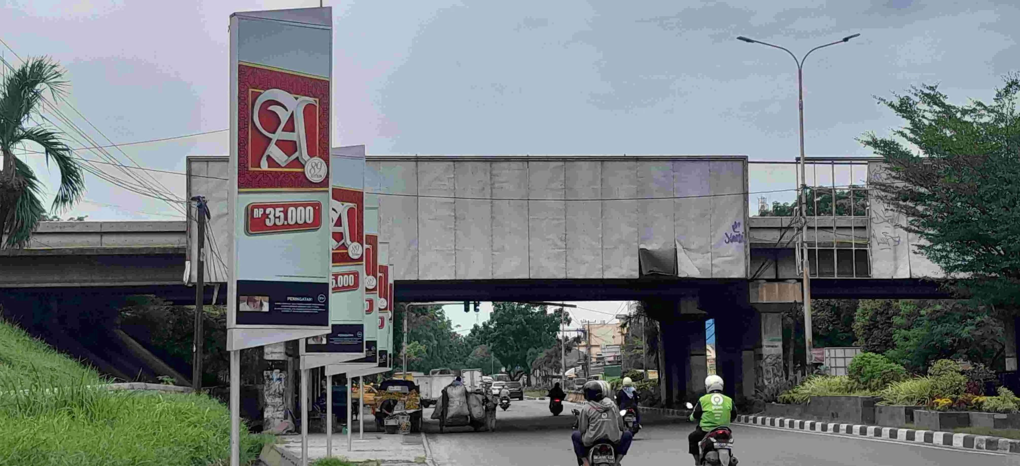 Bilbor Benner Rokok Sampoerna Berdiri Kokoh di Atas Trotoar Jalan Letdasujono Medan Diduga Melangar Perwal