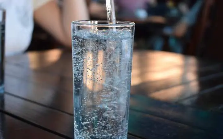 Pentingnya Minum Cukup Air Saat Konsumsi Serat untuk Atasi Sembelit  ‎