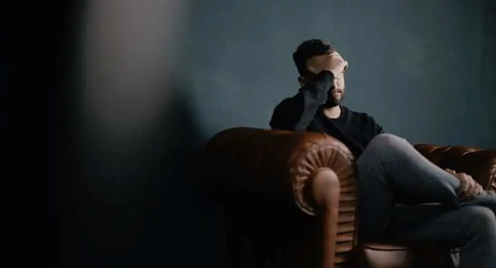 Pernah Alami Pusing Mendadak Saat Berdiri? Ternyata Ini Penyebab dan Cara Atasinya   ‎