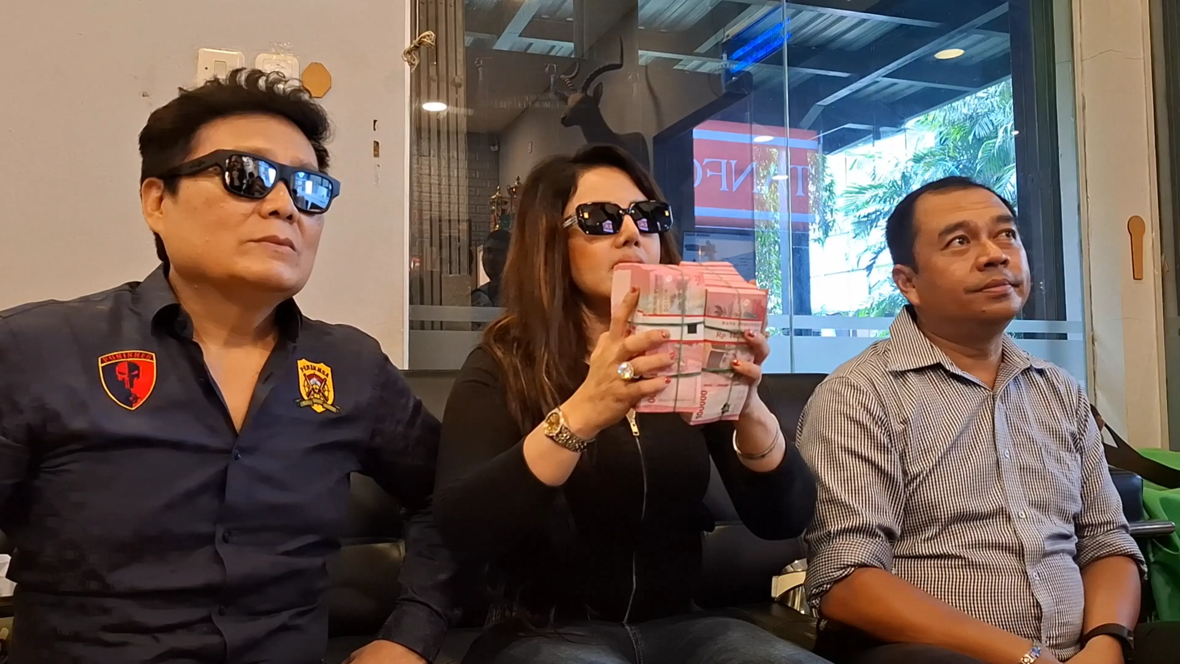 (VIDEO) Barbie Kumalasari Tantang Firdaus Oiwobo Dalam Pertandingan Menembak, Hadiah Rp 200 Juta