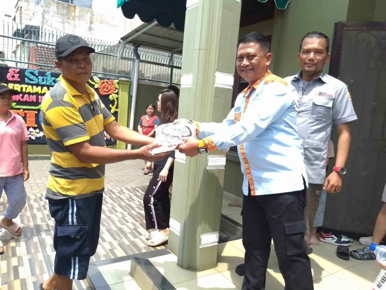 Yakin Rayakan HUT ke-1 Tahun dan Bagikan Ratusan Sak Sembako Beras