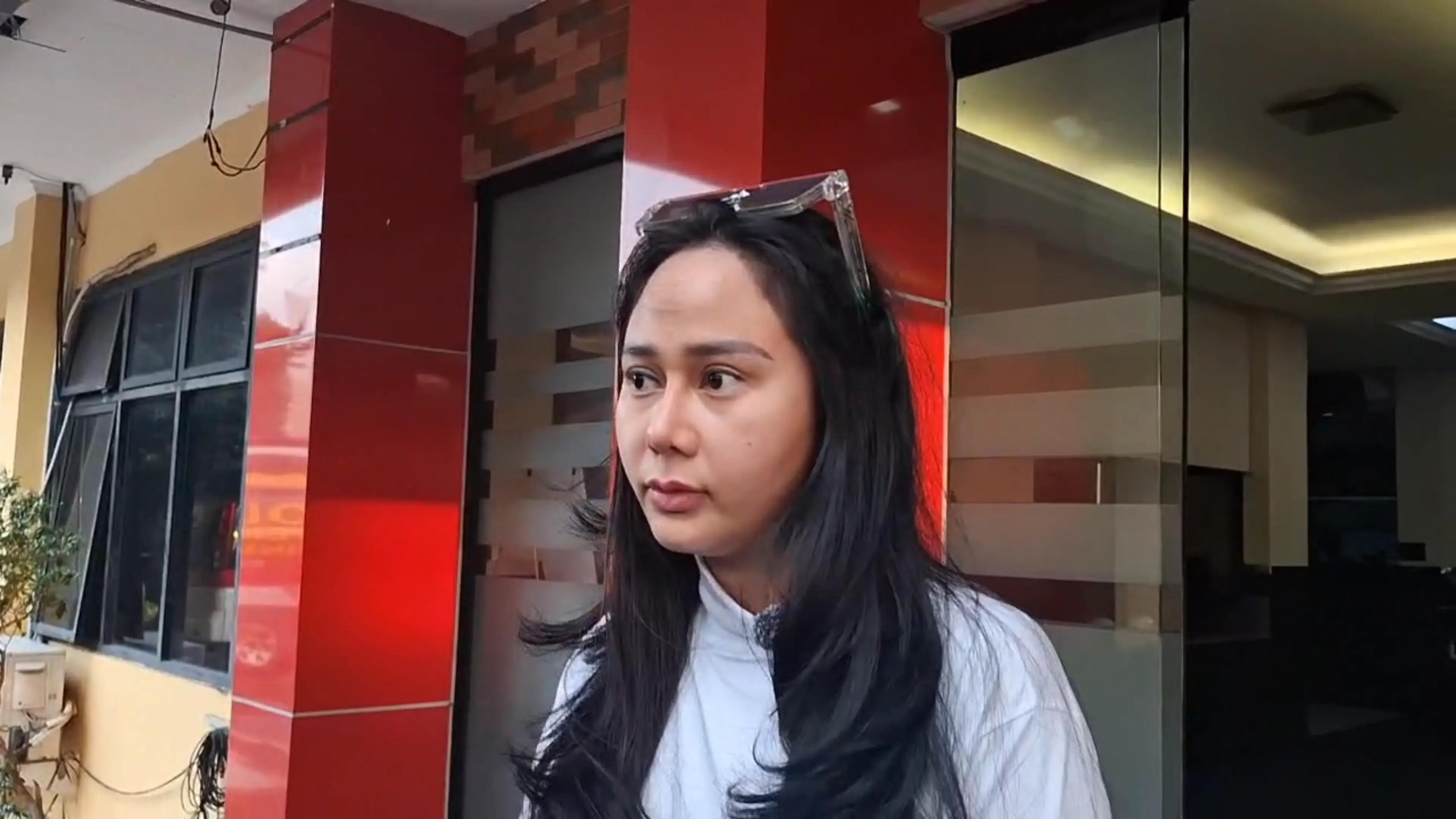 (VIDEO) Denise Chariesta Laporkan 5 Mantan Karyawan ke Polres Jaksel