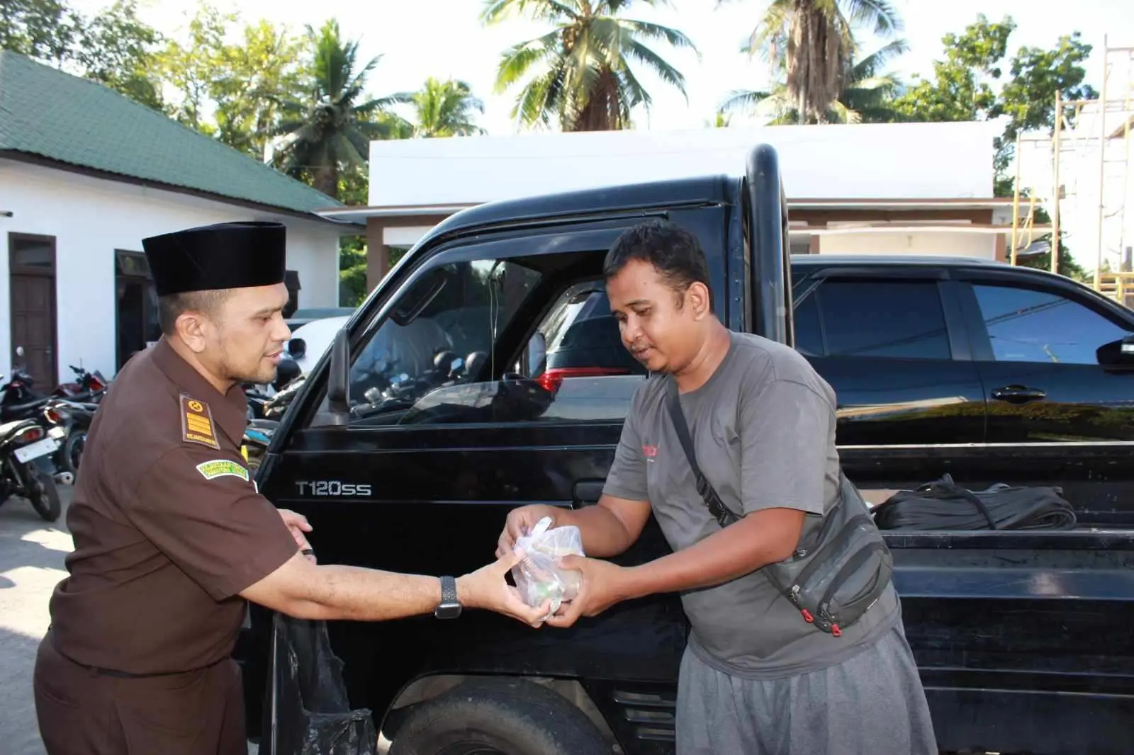 Mencari Berkah Ramadhan, Kejari Madina Bagi-bagi Takjil Kepada Warga