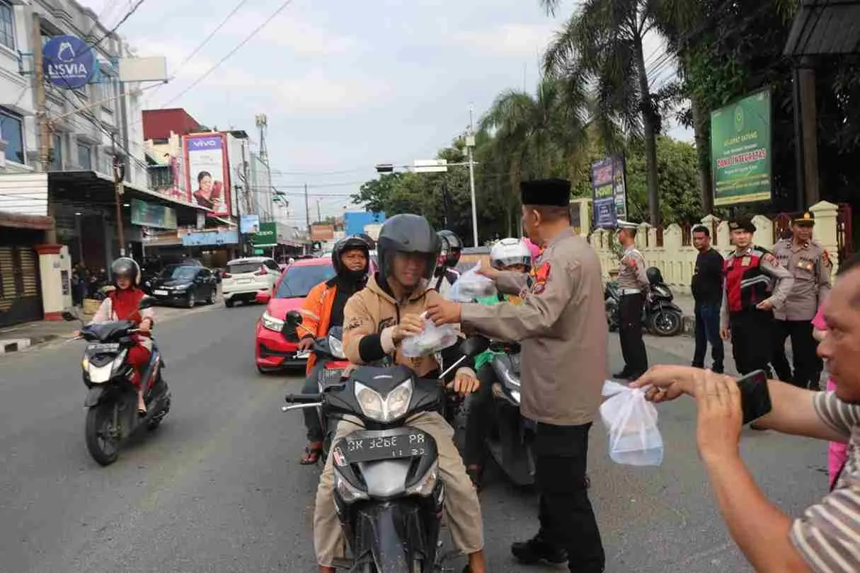 Sat Binmas Bersama Sat Resnarkoba Polres Binjai Berbagi Takjil Untuk Masyarakat