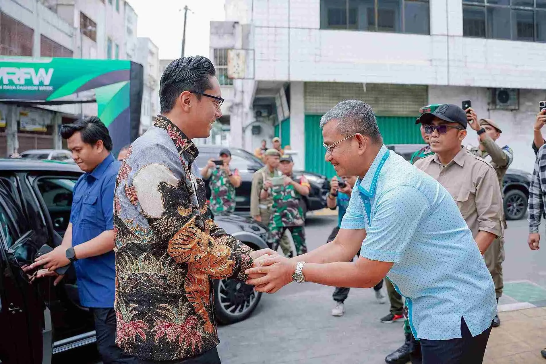 Tutup MRFW 2025, Rico Waas Berharap dapat Menggerakkan Dunia Fashion Designer Kota Medan