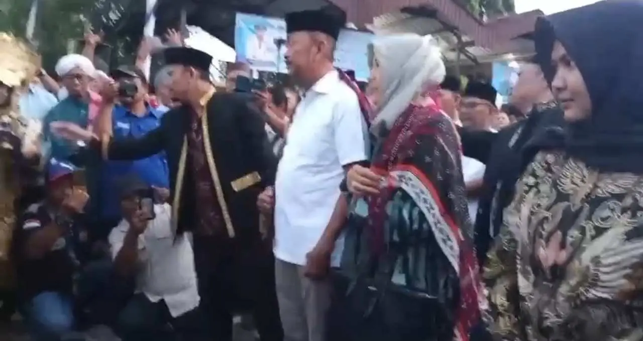 Penuh Antusias Warga Sambut Bupati dan Wakil Bupati Madina Terpilih