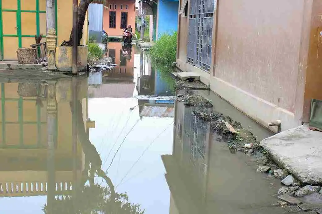 Rico Waas Berjanji Akan Perbaiki Jalan Rusak yang Dikeluhkan Warga Marelan 