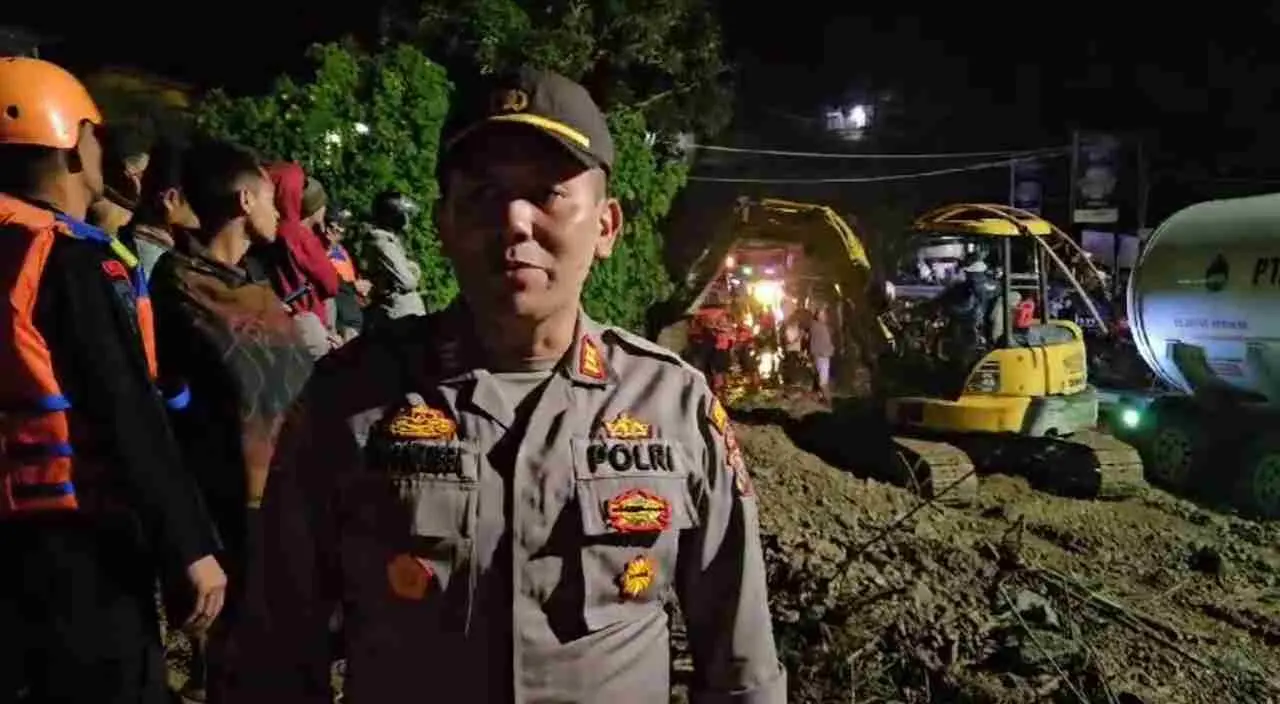 Alat Berat di Turunkan Atasi Banjir Bandang Terjang Parapat 