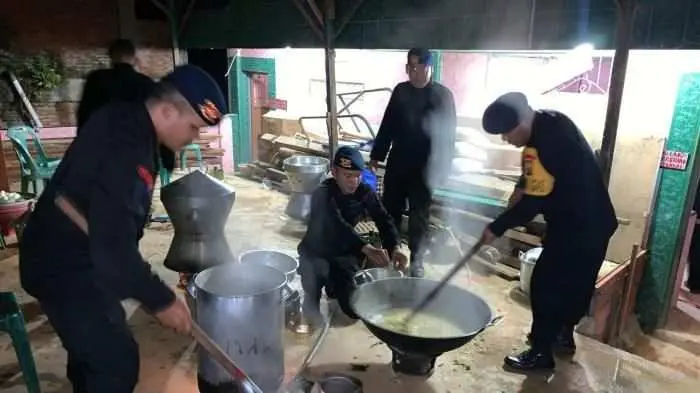 Pasca Banjir Bandang Brimob Polda Sumut Dirikan Posko dan Dapur Lapangan 