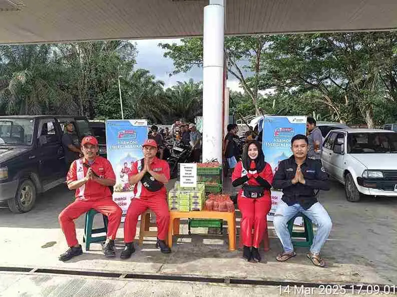 Bulan Penuh Berkah, SPBU 13263508 Ranah Batahan Pasaman Barat Berbagi Taj'il Jelang Berbuka Puasa 