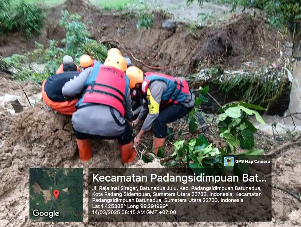 Tanggap Darurat Brimob Polda Sumut Bersihkan Longsor di Padang Sidempuan