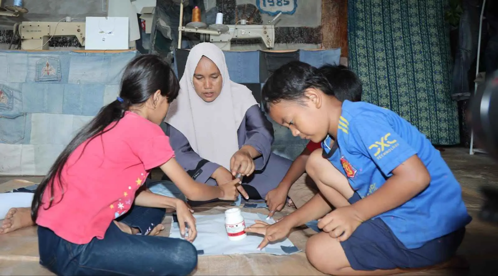 Kisah Inspiratif Bu Aan: Dari Daur Ulang Jeans ke Pemberdayaan Masyarakat