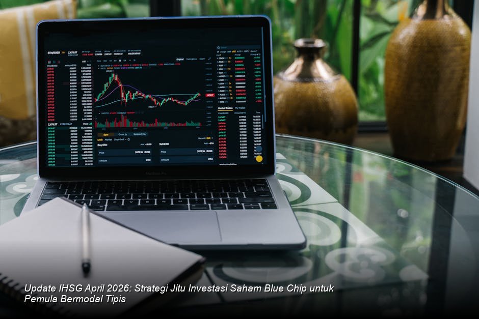 Grafik candlestick saham berwarna hijau yang menunjukkan tren kenaikan stabil di atas rata-rata pergerakan harga (moving average) di layar monitor bursa modern.