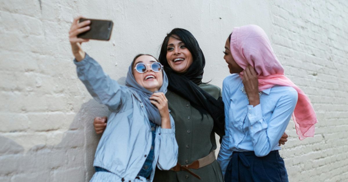 Ubah FOMO Jadi Inspirasi: Seni Mengikuti Tren Tanpa Kehilangan Jati Diri