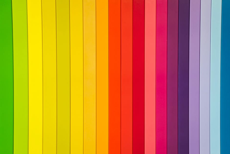 Ilustrasi seseorang yang sedang bekerja di depan laptop dengan latar belakang simbol-simbol rasi bintang yang bercahaya.