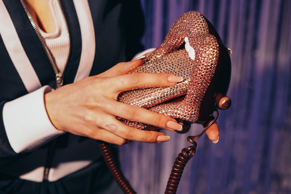 Seorang artis yang sedang duduk sendirian di ruang ganti dengan ekspresi lelah setelah pertunjukan besar berakhir.