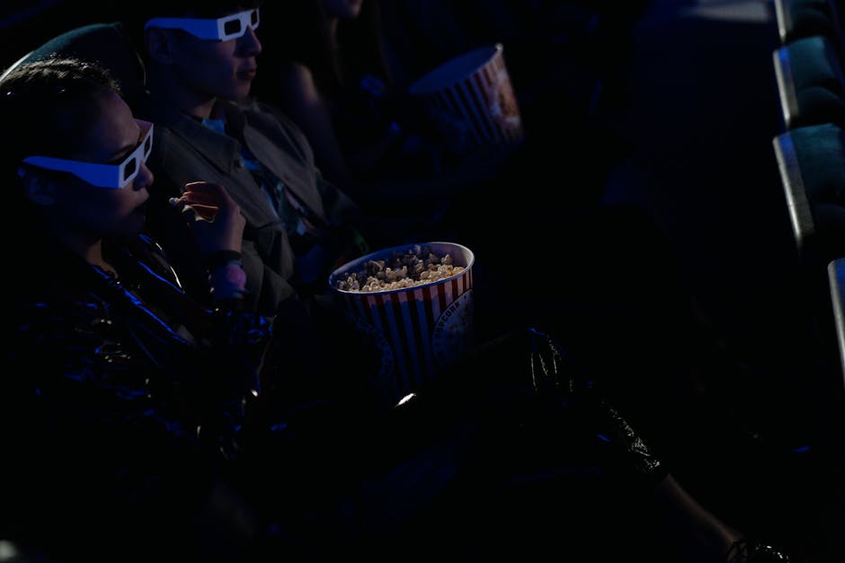 Seseorang sedang menonton film inspiratif di layar lebar dengan ekspresi wajah yang penuh semangat dan harapan.