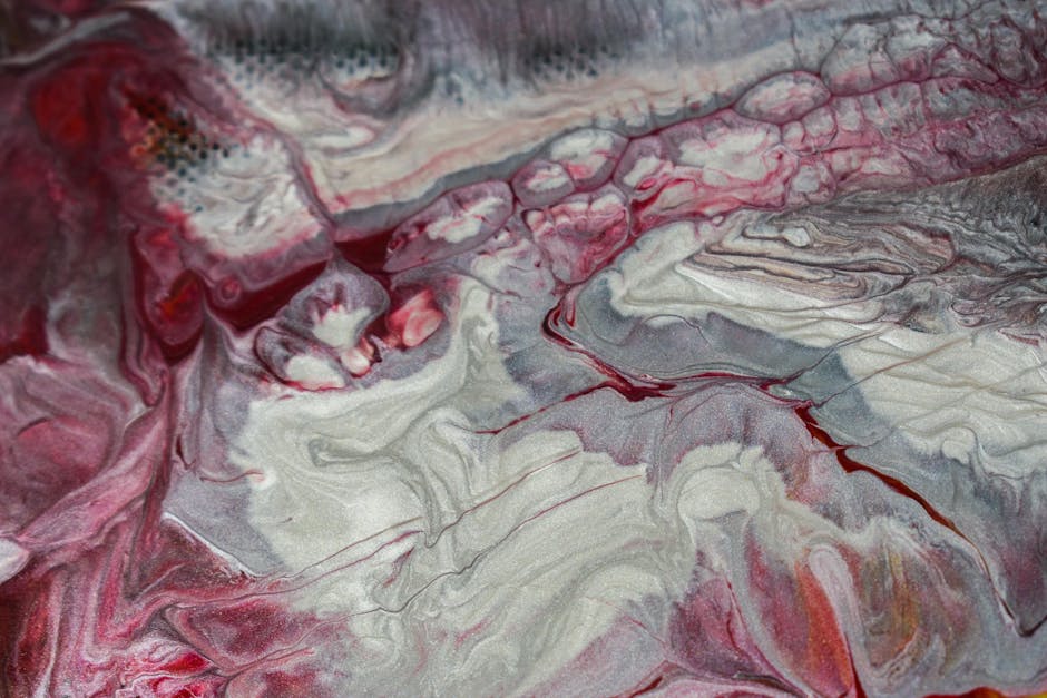 Seseorang yang sedang tersenyum haru saat menyaksikan adegan inspiratif di layar bioskop yang megah.