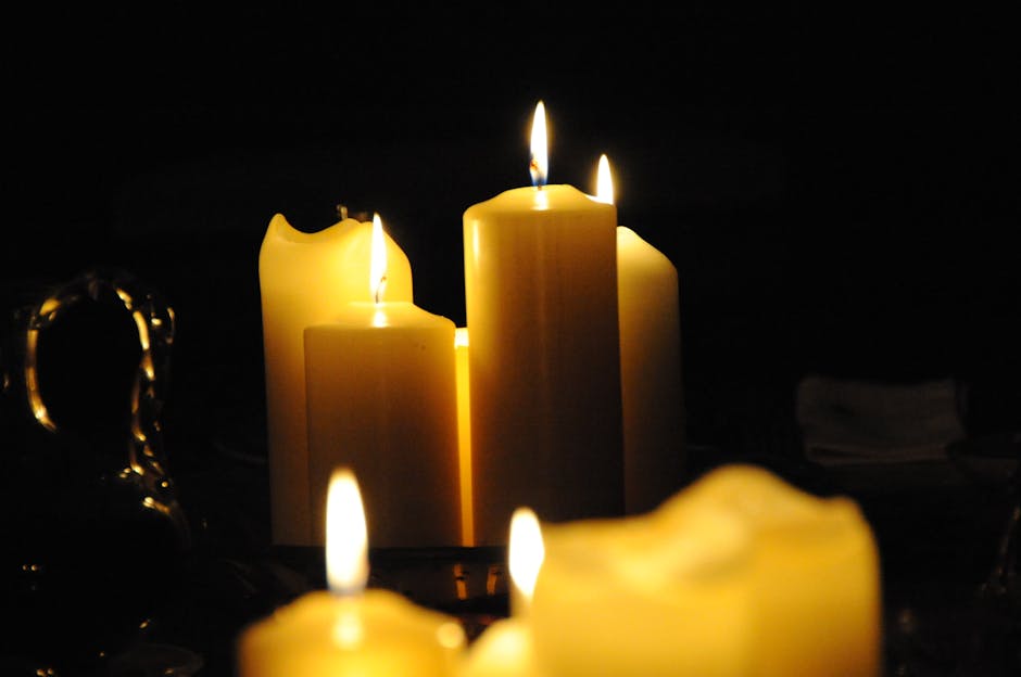 Seorang penonton sedang tersenyum terinspirasi saat menyaksikan adegan kemenangan di layar bioskop yang megah.