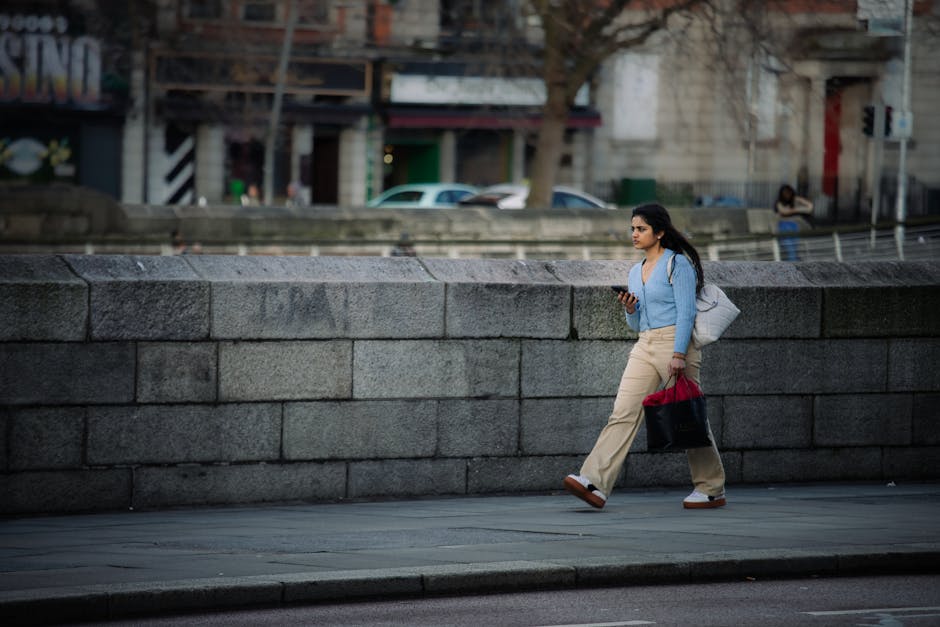 Seorang kandidat profesional sedang tersenyum percaya diri saat menjawab pertanyaan dalam sesi wawancara kerja di sebuah kantor modern.