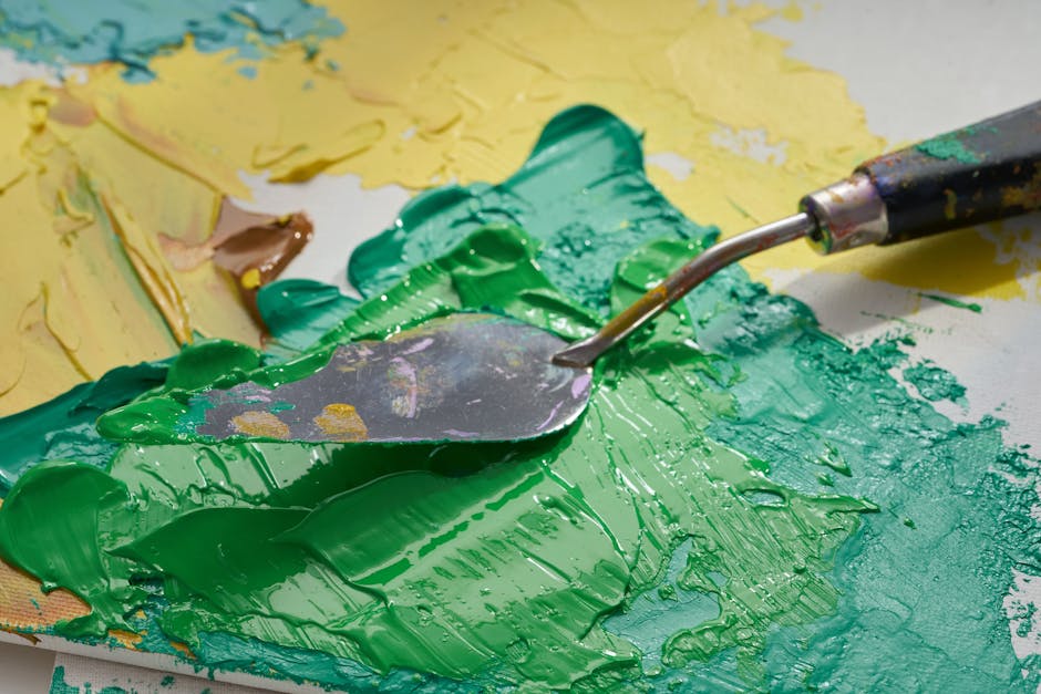 Seorang kandidat profesional sedang tersenyum percaya diri saat berdialog dengan rekruter di sebuah ruang kantor modern.