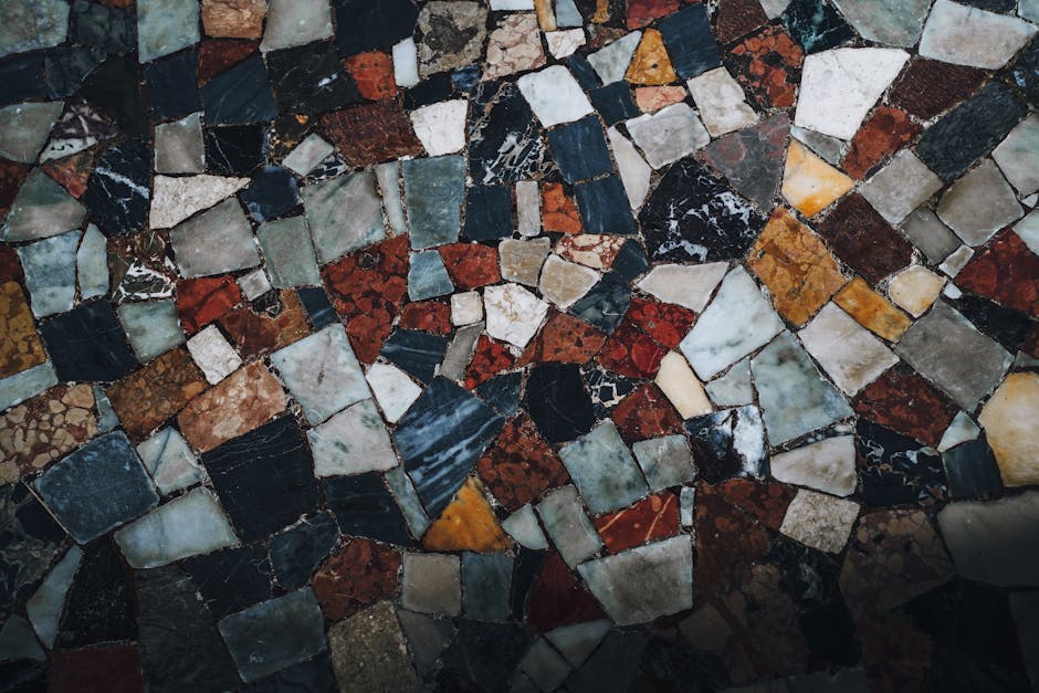 Seorang kandidat profesional sedang tersenyum percaya diri saat berbicara dengan rekruter di ruang kantor yang nyaman.