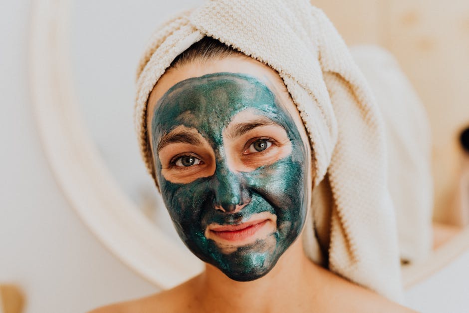 Seorang ibu sedang mendengarkan penjelasan anaknya dengan penuh perhatian di ruang tamu yang nyaman.