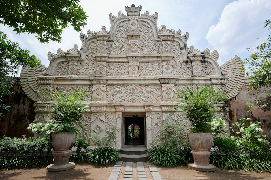 Seseorang sedang mendengarkan musik dengan ekspresi tenang menggunakan headphone di taman yang asri.