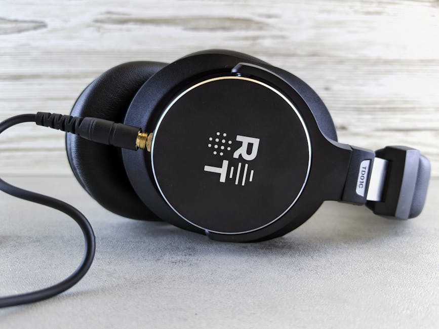 Seorang individu sedang mendengarkan musik menggunakan headphone dengan ekspresi wajah yang tenang dan damai.