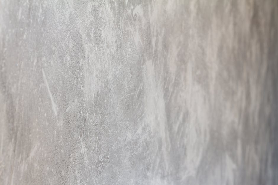 Seorang musisi sedang memetik gitar dengan ekspresi penuh penghayatan di atas panggung yang diterangi cahaya temaram.