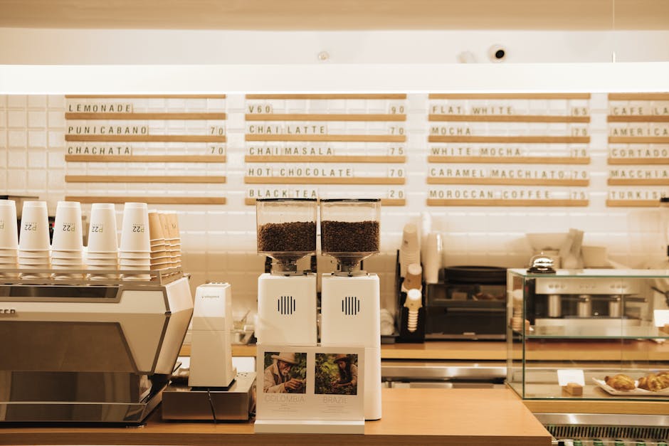 Seseorang sedang menyiapkan menu sahur sehat yang terdiri dari buah-buahan dan gandum utuh di meja makan.