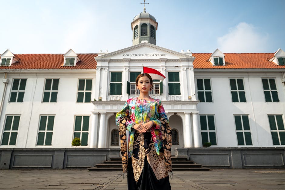 Seorang pria sedang melakukan peregangan ringan di taman dengan latar belakang matahari terbenam yang tenang.