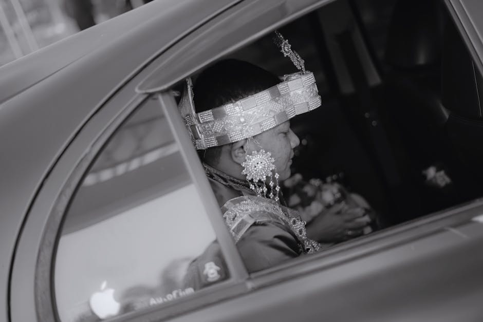 Seorang pria sedang melakukan peregangan ringan di taman dengan latar belakang matahari terbenam yang hangat.