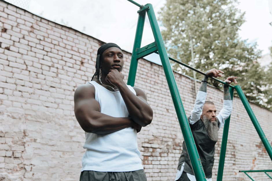 Seseorang sedang merenung dengan tenang di dalam masjid yang diterangi cahaya lampu temaram saat bulan Ramadan.