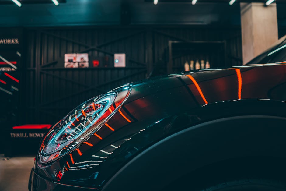 Seseorang sedang mengoperasikan berbagai perangkat pintar yang saling terhubung dalam sebuah ruangan modern.