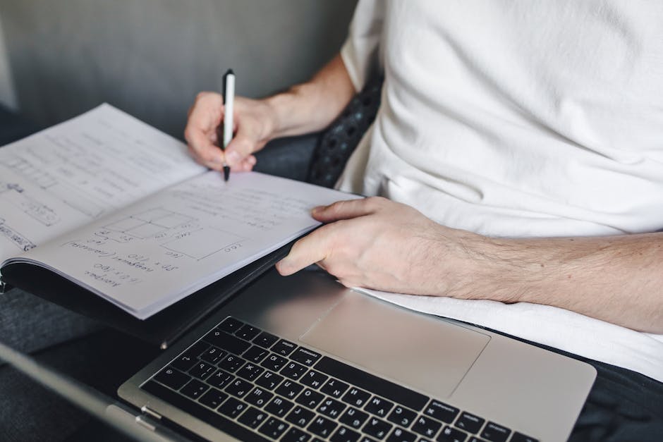 Seorang mahasiswa sedang tekun mempelajari materi kursus daring melalui laptop untuk memperkuat portofolio akademik.