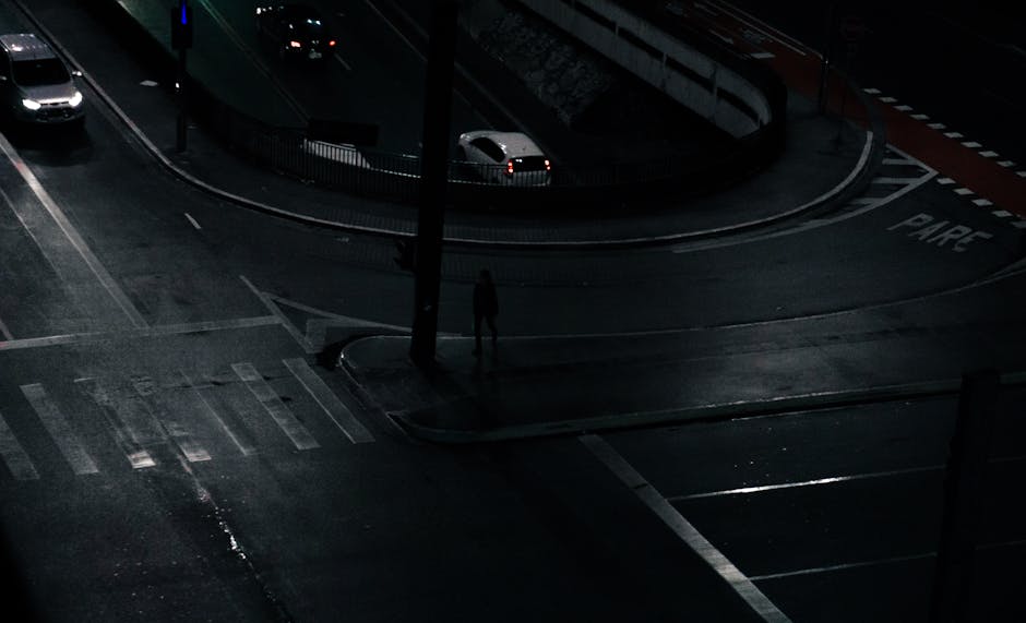 Sebuah mobil listrik futuristik sedang melakukan pengisian daya di stasiun pengisian pintar yang dilengkapi panel kontrol digital.